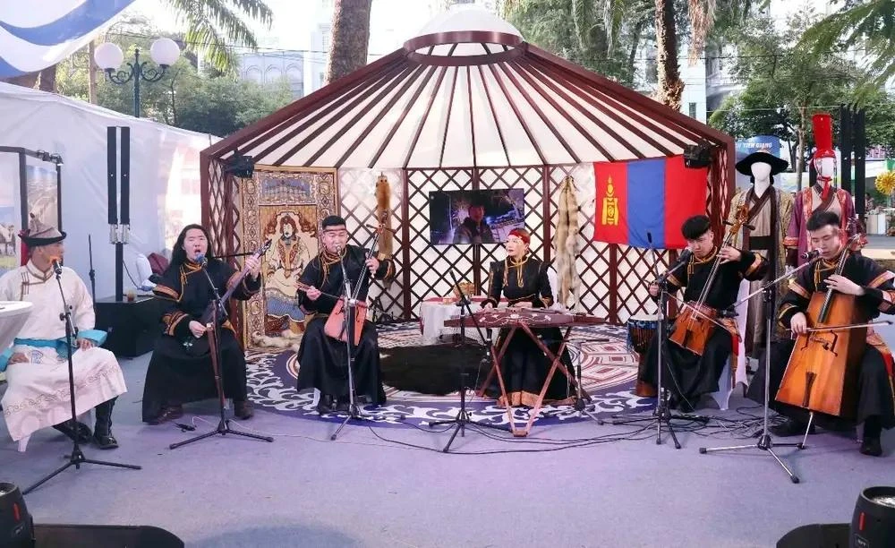 En el pabellón de Mongolia en el Festival de Turismo de Ciudad Ho Chi Minh 2024, celebrado el abril pasado (Fuente: VNA) 