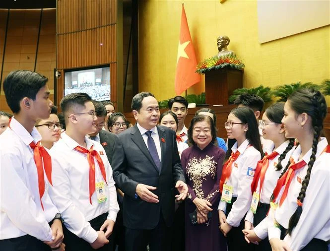 El presidente de la Asamblea Nacional de Vietnam, Tran Thanh Man, y los jóvenes en la segunda sesión simulada de la iniciativa "Asamblea Nacional de los Niños" (Fuente: VNA)