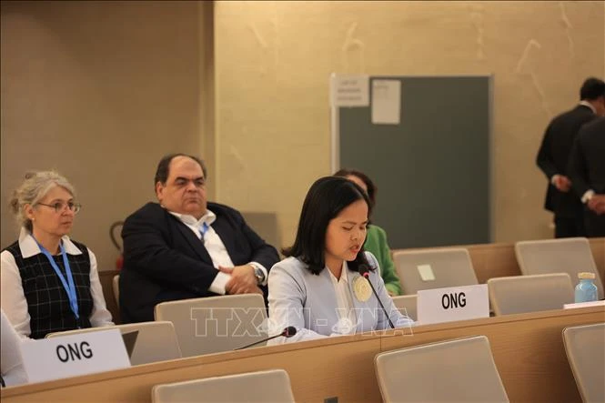 Duong Thi Nga, representante de la Fundación para la Paz y el Desarrollo de Vietnam, pronuncia un discurso en la 57 sesión del Consejo de Derechos Humanos de la ONU (Fuente: VNA)