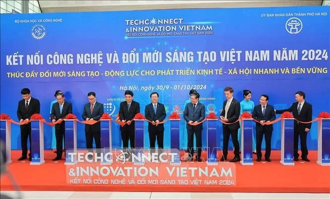 Los delegados cortan la cinta inaugural de Techconnect and Innovation Vietnam 2024 en Hanoi (Foto: VNA)