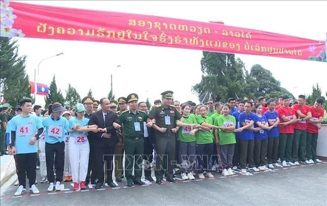 Oficiales jóvenes de Vietnam y Laos participan en maratón transfronterizo el 2 de octubre. (Foto: VNA)