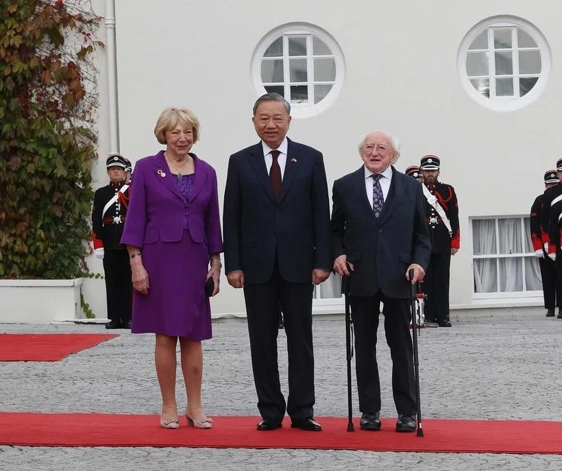 El presidente irlandés Michael D. Higgins y su esposa presiden una ceremonia oficial de bienvenida para el secretario general del Partido Comunista de Vietnam y presidente estatal To Lam. (Foto: VNA)