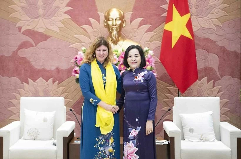 La vicepresidenta de la Asamblea Nacional de Vietnam, Nguyen Thi Thanh (derecha), y la representante de UNICEF en Vietnam, Silvia Danailov. (Foto: quochoi.vn)