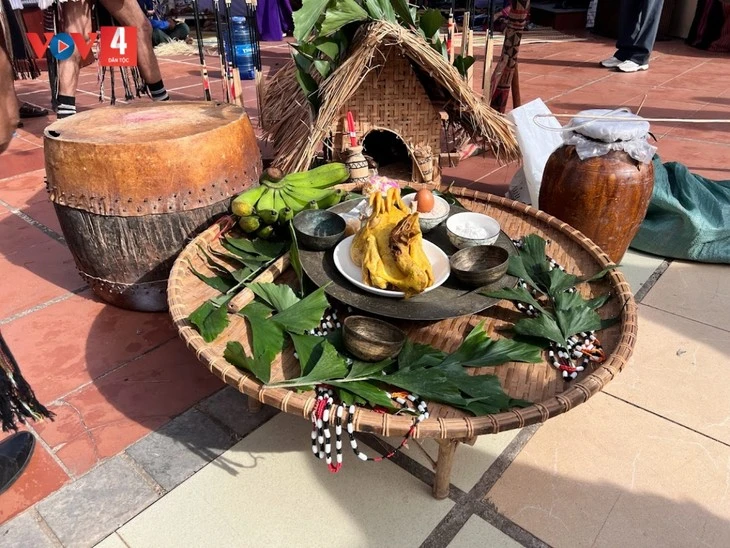 Ofrendas de aguardiente y pollo el día de la ceremonia. 