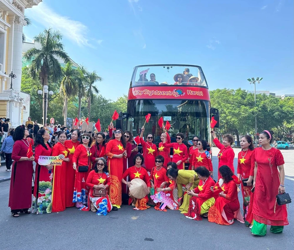 Las mujeres vietnamitas llevan puestas los Ao Dai y disfrutan del recorrido turístico en autobús de dos pisos (Fuente: hanoimoi.vn)