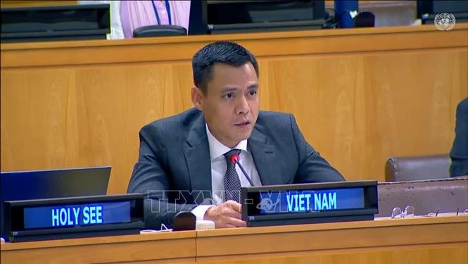 El embajador Dang Hoang Giang, jefe de la misión permanente de Vietnam ante la ONU, pronuncia un discurso en la sesión inaugural y debate general anual de la Comisión de Asuntos Sociales, Humanitarios y Culturales (Fuente: VNA)