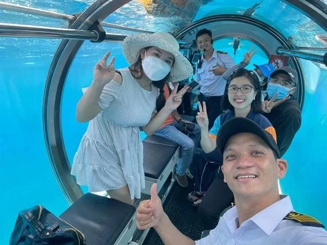 Los servicios submarinos de Vinpearl ofrecen experiencias emocionantes para los turistas. (Foto: baokhanhhoa.vn)