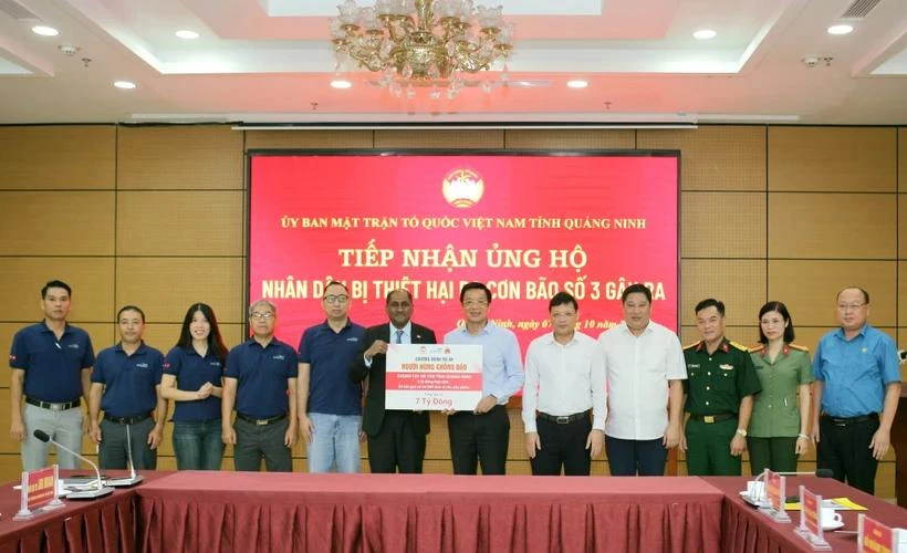 En la ceremonia de entrega de la donación de Wilmar CLV a Quang Ninh (Foto: baoquangninh.vn)