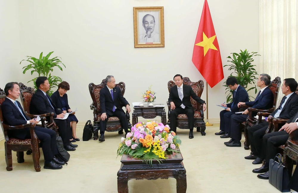 El viceprimer ministro Tran Hong Ha (derecha) recibe al presidente y director ejecutivo de la Corporación japonesa Sumitomo, Shingo Ueno. (Fuente: VNA)