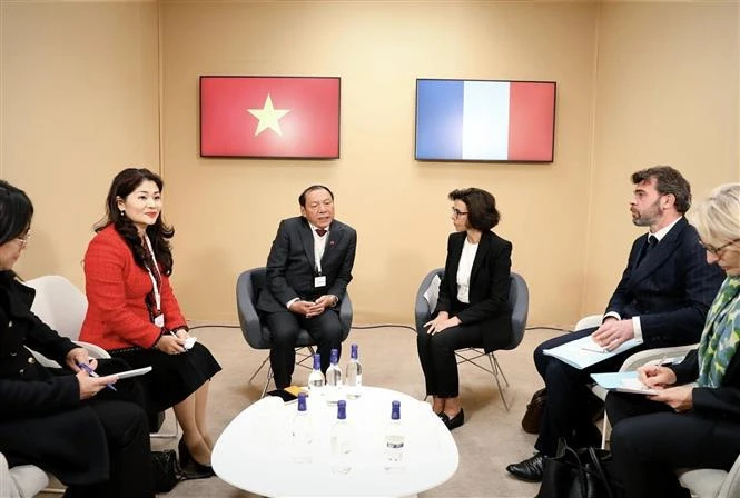 El ministro de Cultura, Deportes y Turismo de Vietnam, Nguyen Van Hung y la ministra francesa de Cultura, Rachida Dati (Fuente: VNA) 