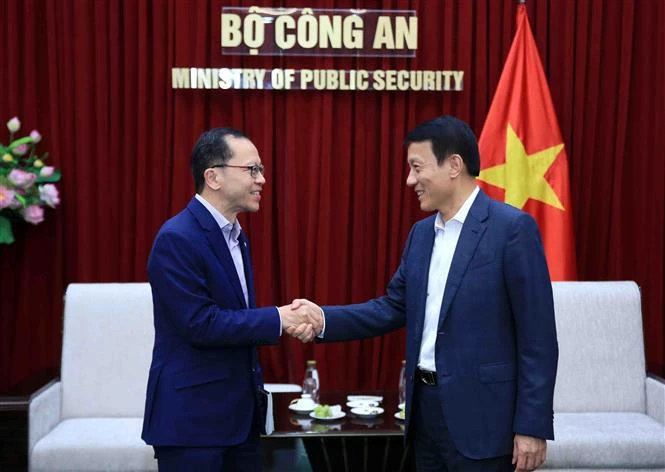 El ministro de Seguridad Pública de Vietnam, coronel general Luong Tam Quang, y el secretario permanente del ministerio del Interior de Singapur, Aubeck Kam. (Fuente: VNA)