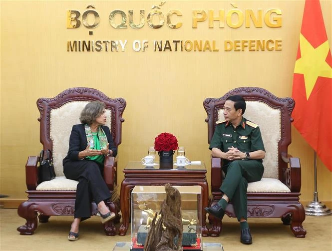 El ministro de Defensa de Vietnam, general Phan Van Giang, y la recién nombrada embajadora de España en Hanoi, Carmen Cano De Lasala (Fuente: VNA)