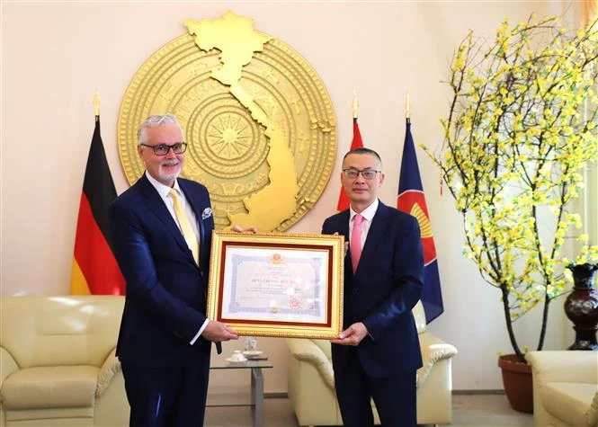 En la entrega de la Orden de la Amistad a Guido Hildner, ex embajador de Alemania en Hanoi (Fuente: VNA)