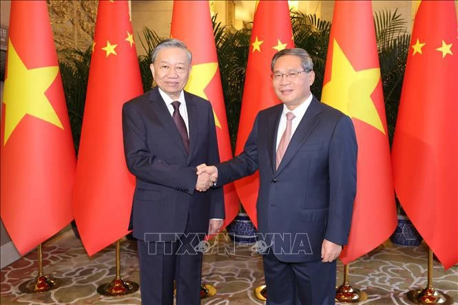 El secretario general del Partido Comunista y presidente de Vietnam, To Lam, y el primer ministro de China, Li Qiang (Fuente: VNA)