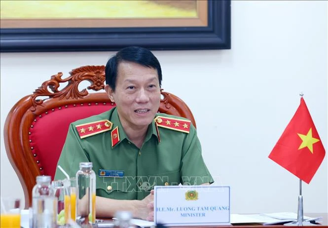 El ministro de Seguridad Pública de Vietnam, Luong Tam Quang, durante las conversaciones telefónicas con la secretaria de Estado del Departamento del Interior del Reino Unido, Yvette Cooper (Fuente: VNA)