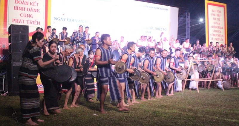 Actuación de Gongs. (Foto: baolamdong.vn) 