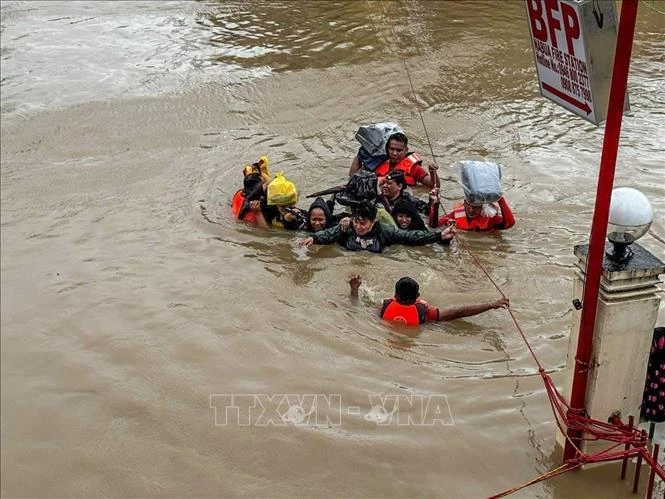 Las inundaciones causados por el tifón Trami en Filipinas (Fuente: Xinhua/VNA)