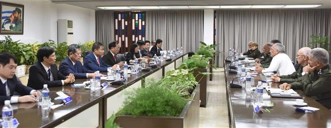 En la reunión entre el coronel general Tran Quoc To, y el teniente general Lázaro Alberto Álvarez Casas (Fuente: VNA)