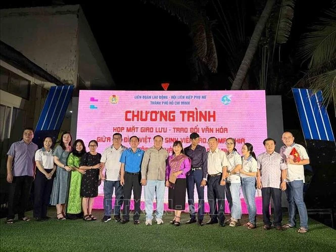 Los estudiantes laosianos, camboyanos y familias vietnamitas en el evento (Fuente: VNA)