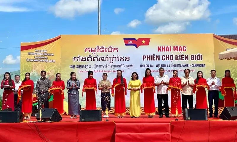 En la inauguración del mercado fronterizo en la Zona Económica del paso internacional de Le Thanh, en el distrito de Duc Co (Fuente: https://baoxaydung.com.vn/) 