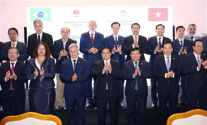 El primer ministro Pham Minh Chinh y los delegados participantes del Foro empresarial Vietnam - Brasil (Fuente: VNA) 