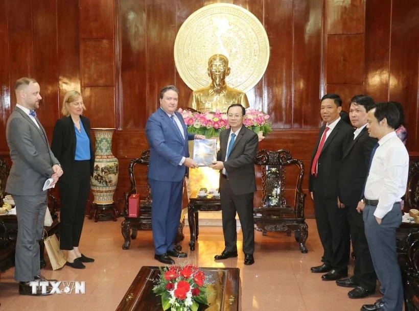 El embajador estadounidense Marc Knapper entrega un regalo al secretario del Comité Partidista de la ciudad de Can Tho, Nguyen Van Hieu (Fuente: VNA)