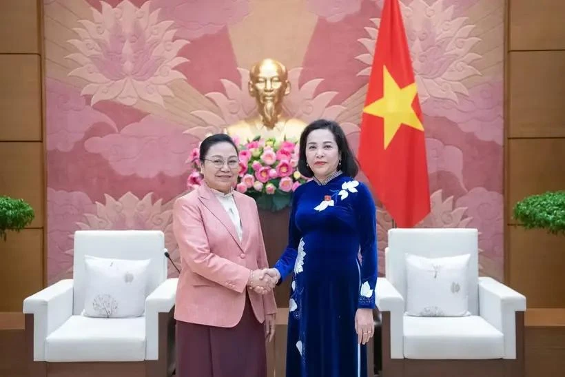 La vicepresidenta de la Asamblea Nacional de Vietnam, Nguyen Thi Thanh (derecha) y la embajadora de Laos en Hanoi, Khamphao Ernthavanh. (Fuente: VNA)