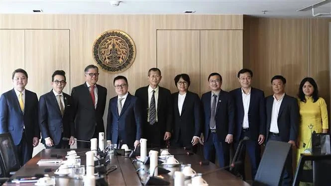 La delegación de trabajo de la Asociación de Periodistas de Vietnam y el viceministro de Relaciones Exteriores de Tailandia, Russ Jalichandra. (Fuente: VNA)