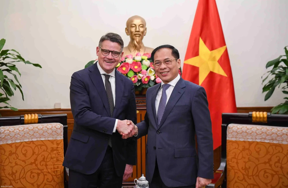 El viceprimer ministro y canciller de Vietnam, Bui Thanh Son y Boris Rhein, ministro-presidente del estado alemán de Hesse (Fuente: baoquocte.vn) 