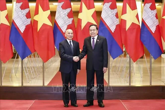 El presidente de la Asamblea Nacional de Vietnam, Tran Thanh Man (derecha) y el rey de Camboya, Preah Bat Samdech Preah Boromneat Norodom Sihamoni. (Fuente: VNA)