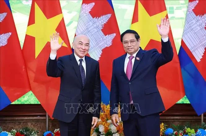 El primer ministro de Vietnam, Pham Minh Chinh (derecha) y el Rey camboyano Norodom Sihamoni (Fuente: VNA)