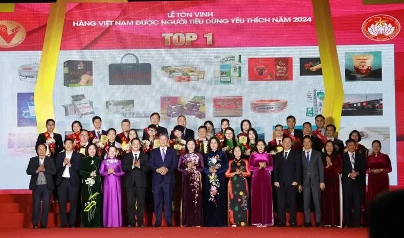 Autoridades de la ciudad de Hanoi entregan certificados a las empresas (Fuente: https://nhandan.vn/) 