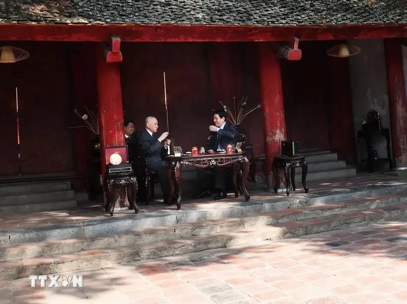 El presidente de Vietnam, Luong Cuong, y el rey de Camboya, Norodom Sihamoni, disfrutan del té vietnamita en el Templo de la Literatura. (Fuente: VNA) 