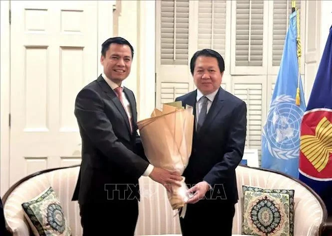 El embajador Dang Hoang Giang, jefe de la misión permanente de Vietnam ante la ONU, felicita al embajador Anouparb Vongnorkeo, jefe de la misión permanente de Laos ante la ONU (Fuente: VNA)