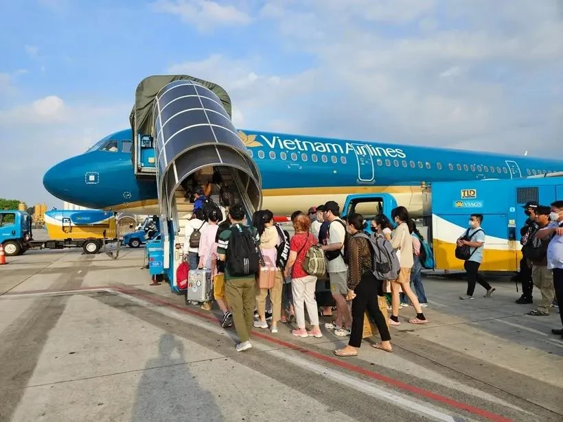 Los pasajeros entran en un avión de Vietnam Airlines (Fuente: VietnamPlus)