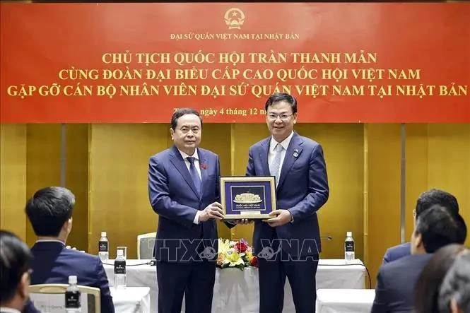 El presidente de la Asamblea Nacional de Vietnam, Tran Thanh Man (izquierda) entrega un regalo a la embajada de Vietnam en Japón (Fuente: VNA) 