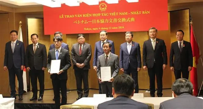 El presidente del Comité Popular de la provincia de Thua Thien Hue, Nguyen Van Phuong, y el gobernador de la prefectura de Nara, Yamashita Makoto entregan el memorando de entendimiento sobre la organización de la Conferencia de gobiernos locales y la región de Asia Oriental en 2025 (Fuente: VNA) 