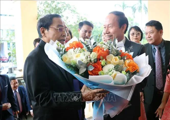 Líderes de la ciudad de Hai Phong regala flores al vicepresidente de Laos, Bounthong Chitmany. (Fuente: VNA)