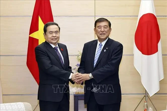 El presidente de la Asamblea Nacional de Vietnam, Tran Thanh Man, se encuentra con el el primer ministro anfitrión, Ishiba Shigeru. (Fuente: VNA)