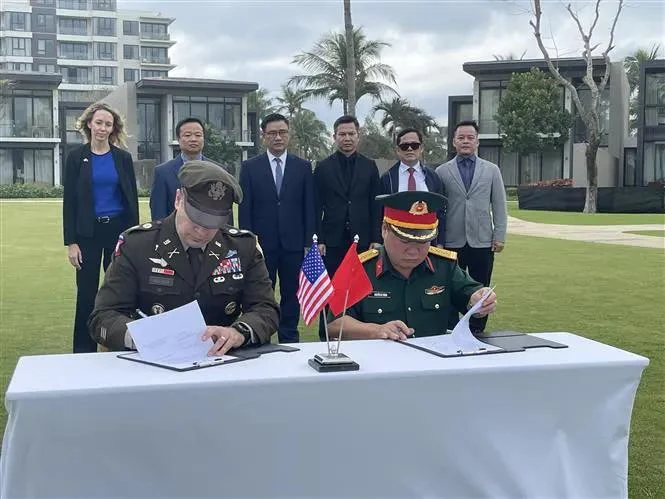 Representantes de Vietnam y Estados Unidos en la ceremonia de entrega de restos de soldados estadounidenses desaparecidos durante la guerra en Vietnam (Fuente: VNA) 