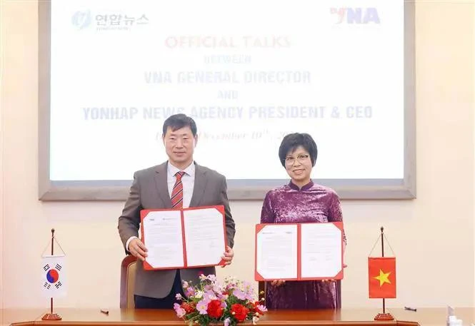 La directora general de la Agencia Vietnamita de Noticias (VNA), Vu Viet Trang, y el presidente y director general de la Agencia de noticias Yonhap de Corea del Sur, Hwang Dae-il. (Fuente: VNA) 