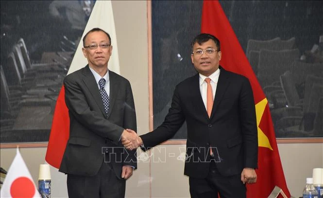 El viceministro vietnamita de Relaciones Exteriores, Nguyen Minh Vu, y su homólogo japonés, Funakoshi Takehiro, en el Diálogo (Fuente: VNA) 