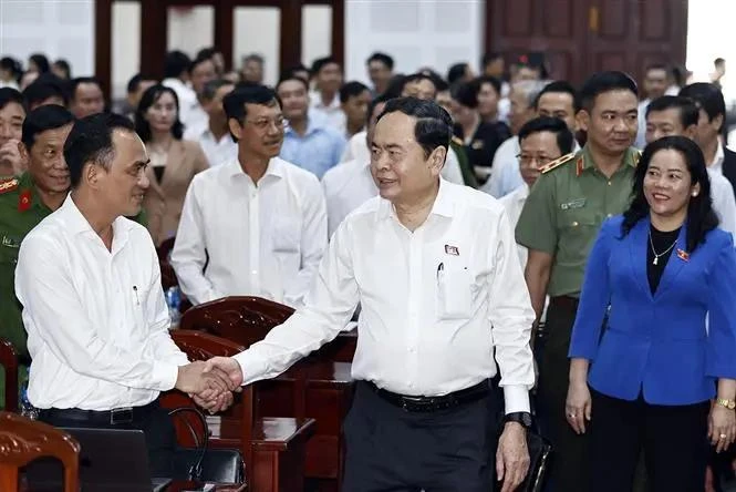 El presidente de la Asamblea Nacional de Vietnam, Tran Thanh Man y los votantes de la ciudad de Vi Thanh, de la provincia sureña de Hau Giang. (Fuente: VNA)