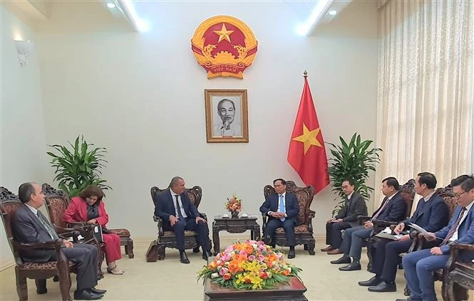 El viceprimer ministro y canciller de Vietnam, Bui Thanh Son, recibe al ministro cubano de Agricultura, Ydael Jesús Pézez Brito. (Fuente: VNA)