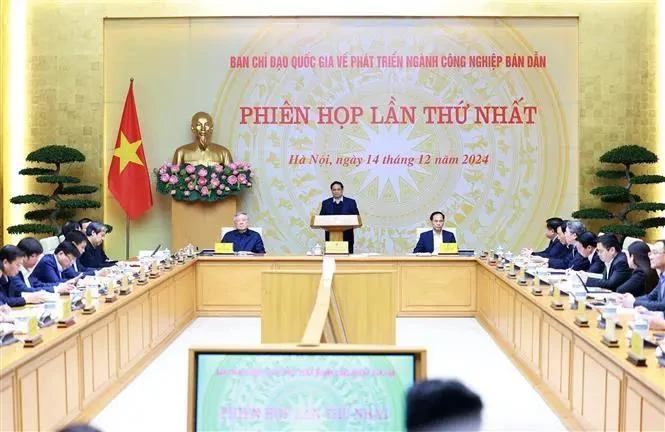 El primer ministro de Vietnam, Pham Minh Chinh, preside la primera reunión del Comité Directivo Nacional para el Desarrollo de la Industria de Semiconductores. (Fuente: VNA)