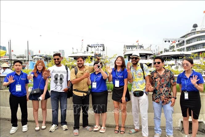 Los turistas indios toman foto antes de explorar la Bahía de Ha Long (Fuente: VNA)