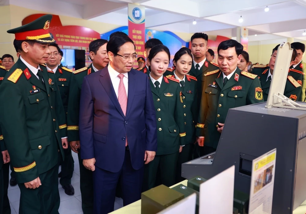 El primer ministro Pham Minh Chinh visita los productos de investigación y creatividad de la Academia Técnica Militar (Fuente: VNA) 