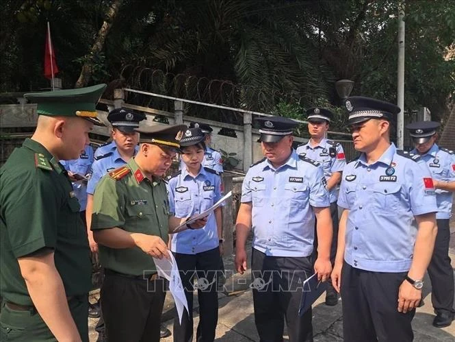 Vietnamese and Chinese authorities complete procedures to send four illegal Chinese migrants home. (Photo: VNA)