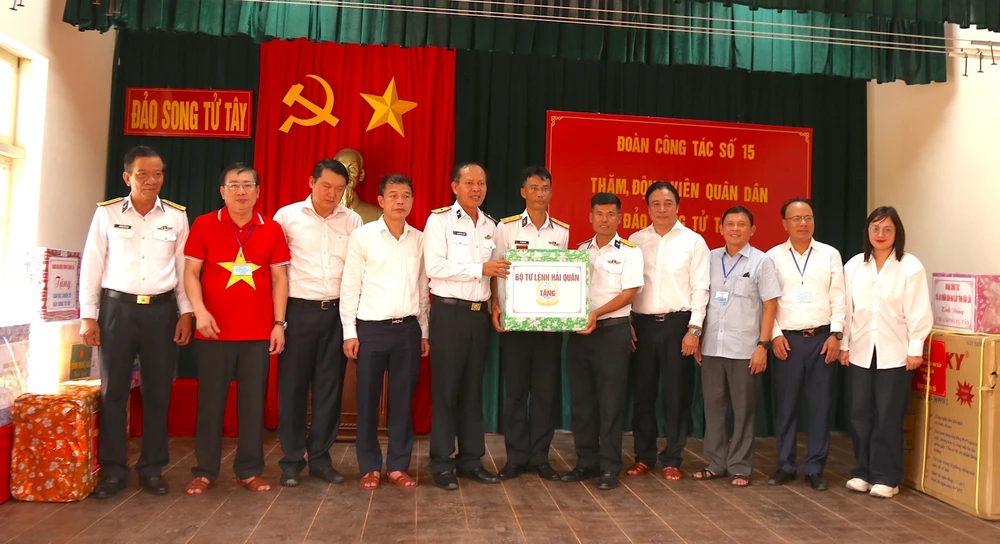 Gifts presented to soldiers in Truong Sa district (Photo: VNA)