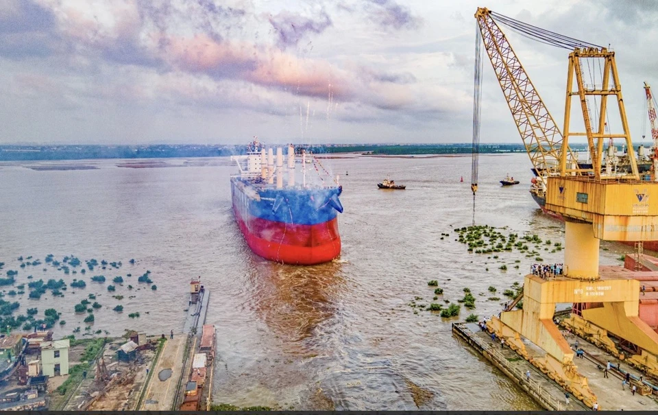 The 65,000 DWT Truong Minh Dream 01 is launched on May 11. (Photo: kinhtedothi.vn)